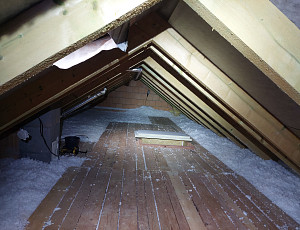 Zateplení stropu rodinného domu pomocí foukané izolace